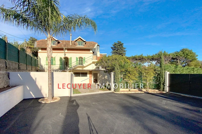 maison  6 pièces  Golfe-Juan Centre-ville  136 m² -   