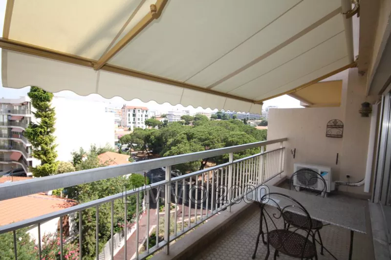 appartement  1 room  Juan-les-Pins Pine-wood  28 m² -   