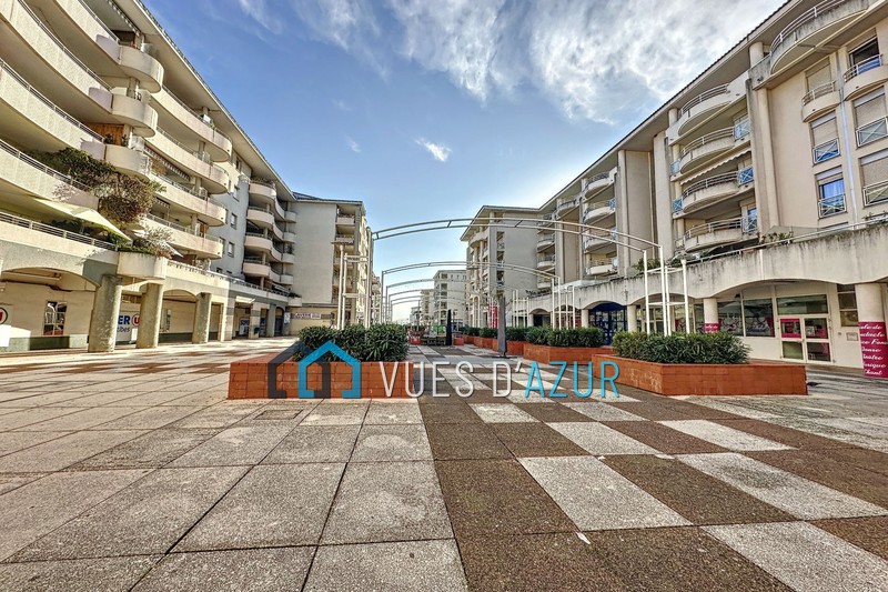 locauxlocation  Antibes Antibes-les-pins  261 m² -   