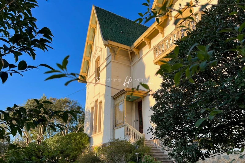 Maison de caractère La Croix-Valmer   to buy maison de caractère  10 rooms   334&nbsp;m&sup2;