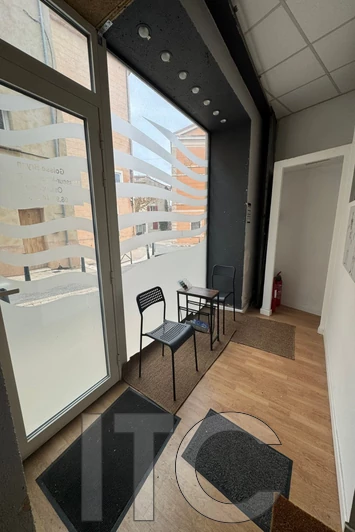 Professionnel local commercial Trets  