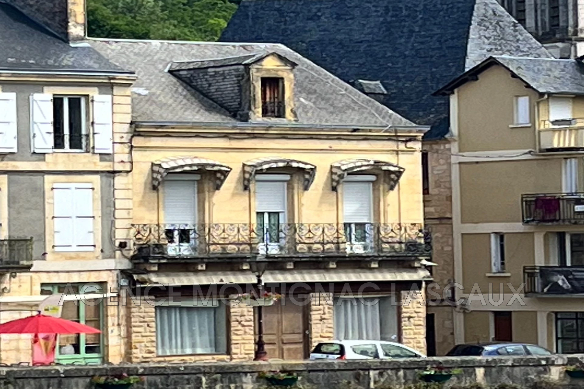 Appartement 6 pièces 271 m² · à Montignac-Lascaux · 271 m² · 310 000 €