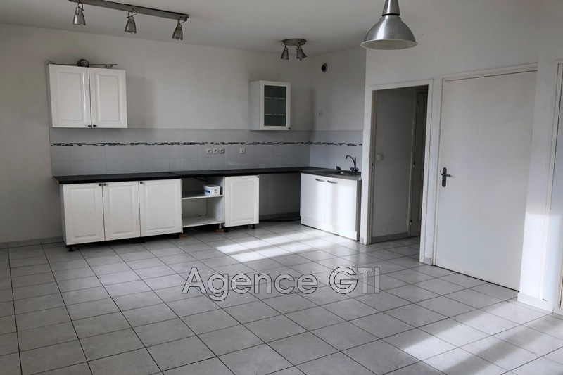 Photo n°1 - Location appartement Hyères 83400 - 733 €