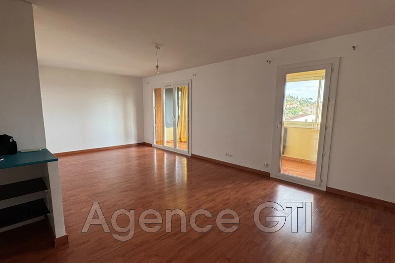 Photo n°1 - Location appartement Hyères 83400 - 823 €