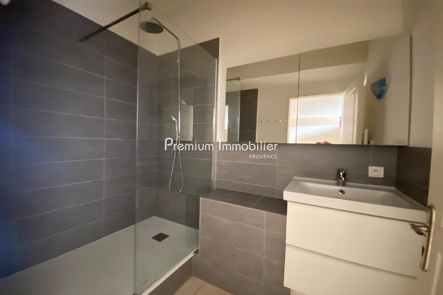 Location appartement Le Puy-Sainte-Réparade 