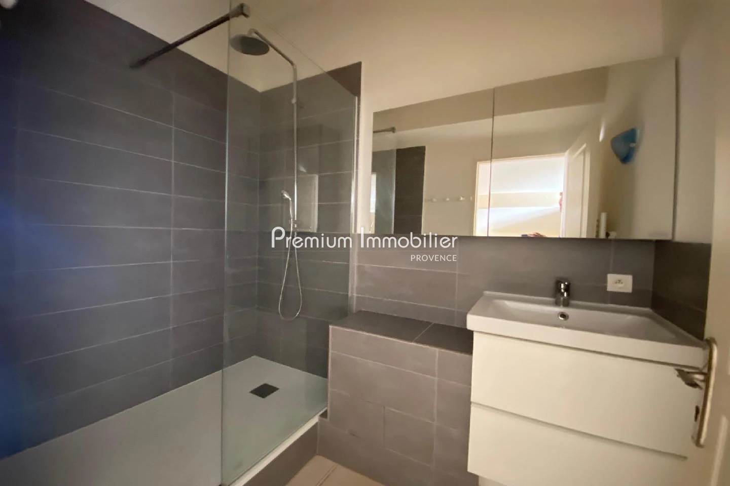 Location appartement Le Puy-Sainte-Réparade 