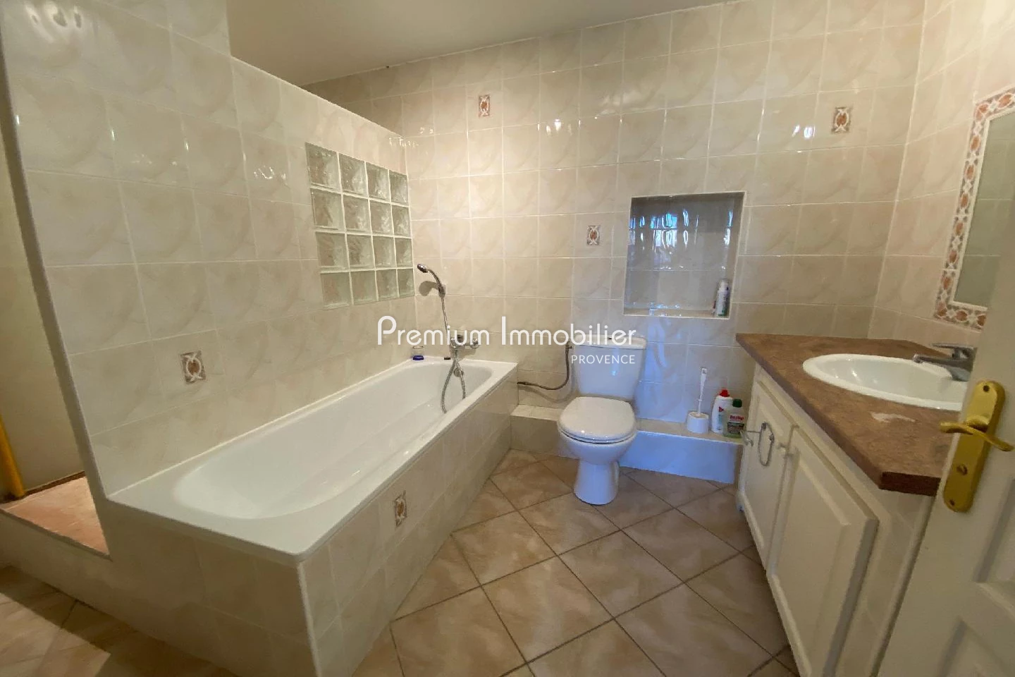Location appartement Le Puy-Sainte-Réparade 