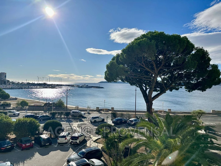 Location saisonnière T2 vue mer centre Sainte-Maxime  