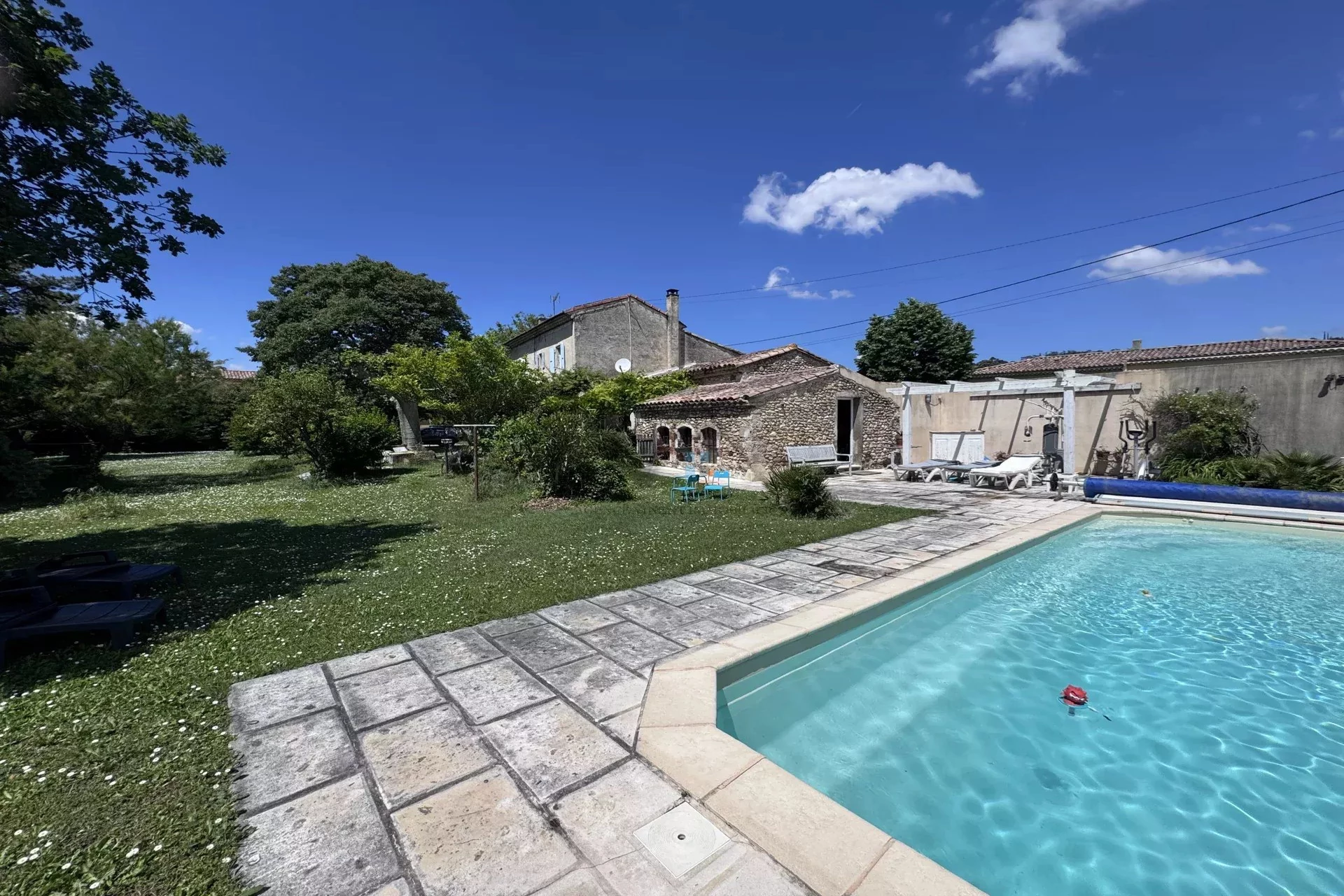 Maison de type ferme de 174 m² sur terrain de 2000 m² avec piscine à Montélimar
