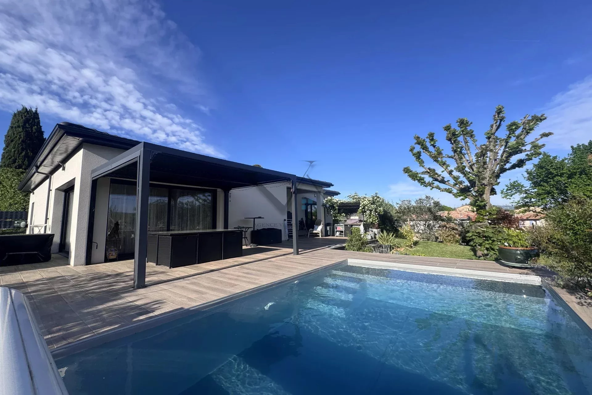 Villa contemporaine avec piscine et jardin paysager à Montboucher-sur-Jabron