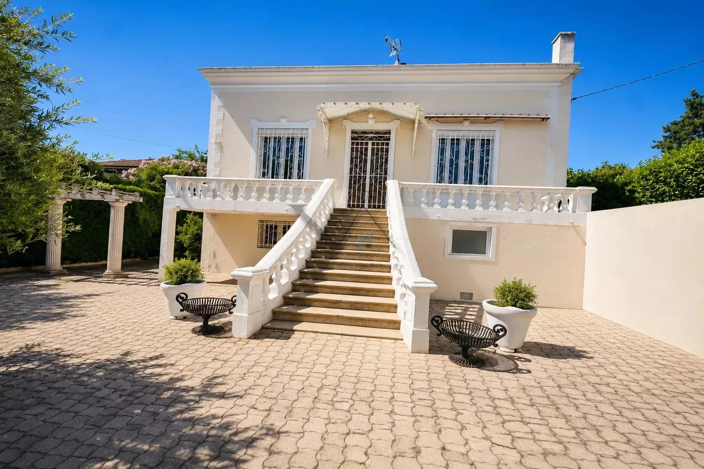 Maison de ville bourgeoise de 207 m² avec piscine et poolhouse à Montélimar